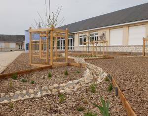 Visite de la cour d'école réaménagée de Saint-Ouen (41) | CAUE41