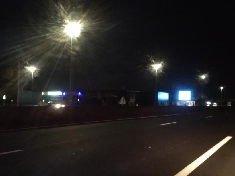 Pollution lumineuse issue d'enseignes et de panneaux publicitaires dans une zone commerciale © ARB-CVL
