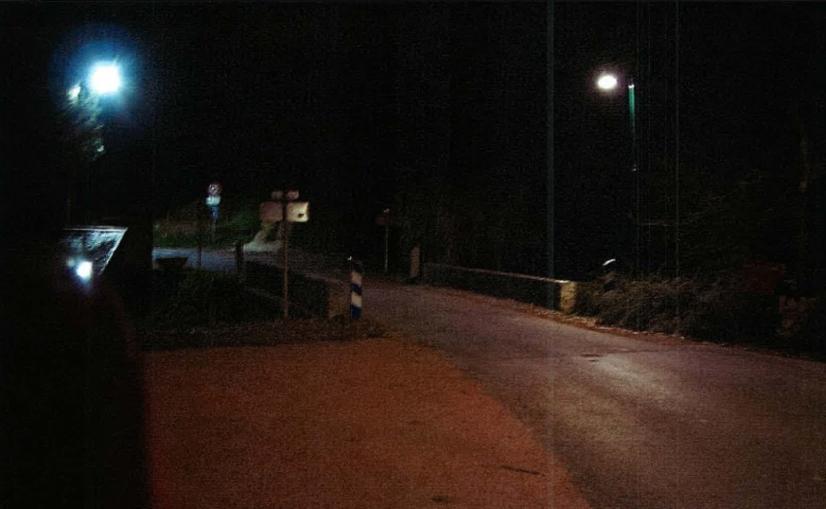 2 lampadaires voisins avec une différence d'intensité et de couleur visible © Mairie de Valaire (41)
