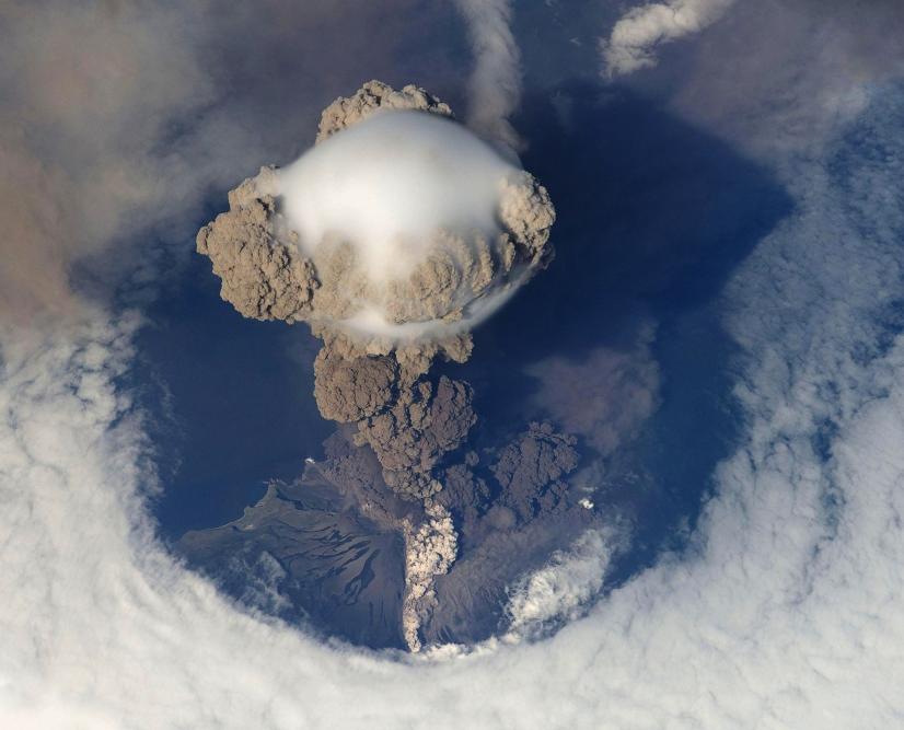 Éruption du Sarytchev, volcan russe explosif