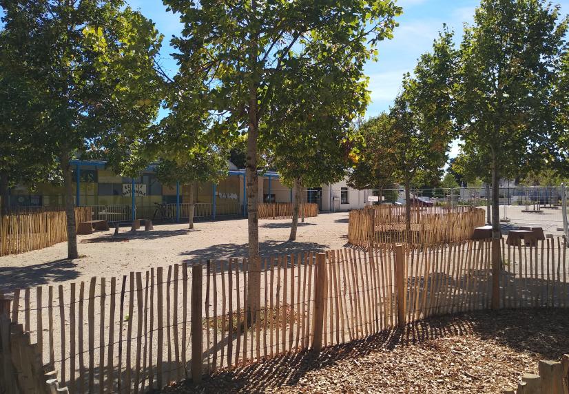 Cour d'école végétalisée et désimperméabilisée © ARB CVL