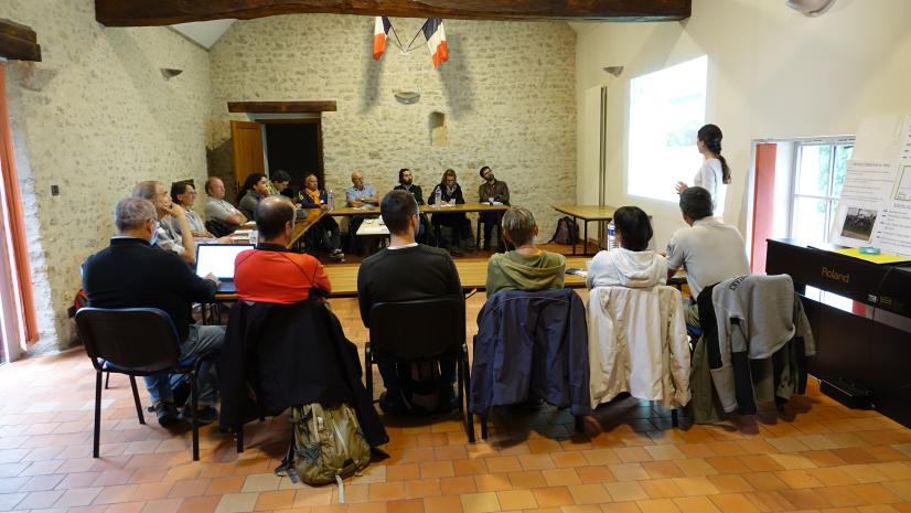 Matinée dans la salle communale à Marigny-les-Usages