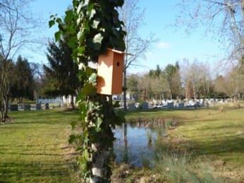 Nichoir devant une mare dans le cimetière de Tours-Sud © Ville de Tours