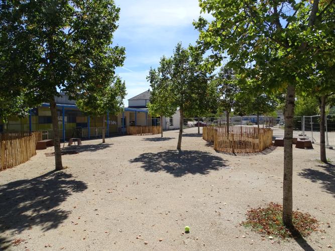 Extension de la cour d'école, en cours de désimperméabilisation et de végétalisation © B. Virely ARB CVL
