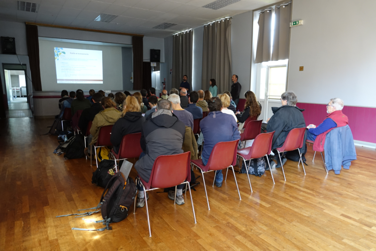 Partie théorique dans la salle communale de Couffy © M. Poiré, ARB