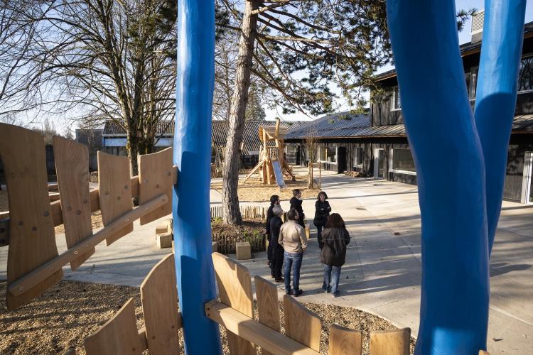 Cour et bâtiment de l'école Jean de la Fontaine à Tours, construites et aménagées en bois et paille © Ville-de-Tours-F.-Lafite