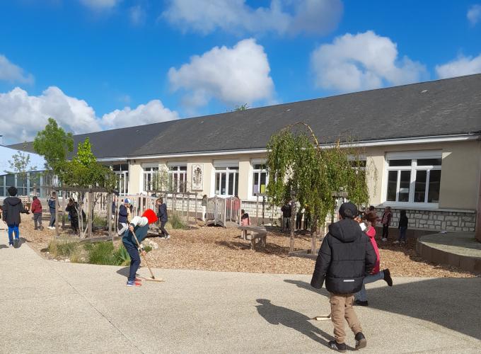 Balayage réalisé par les élèves dans la cour © Mairie de Saint-Ouen