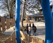 Cour et bâtiment de l'école Jean de la Fontaine à Tours, construites et aménagées en bois et paille © Ville-de-Tours-F.-Lafite